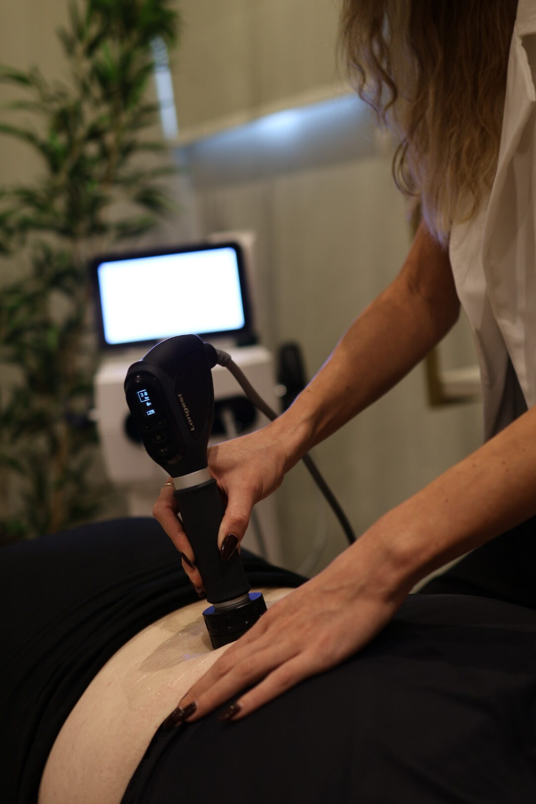 Aplicação de terapia por ondas de choque na Clínica Vislaví, em Chapecó